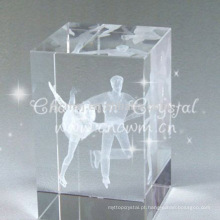 Cubo de cristal com imagem de patinação artística